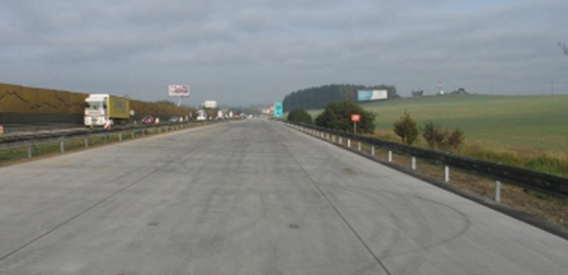 vozovka ve smeru na Prahu vozovka ve smeru na Prahu