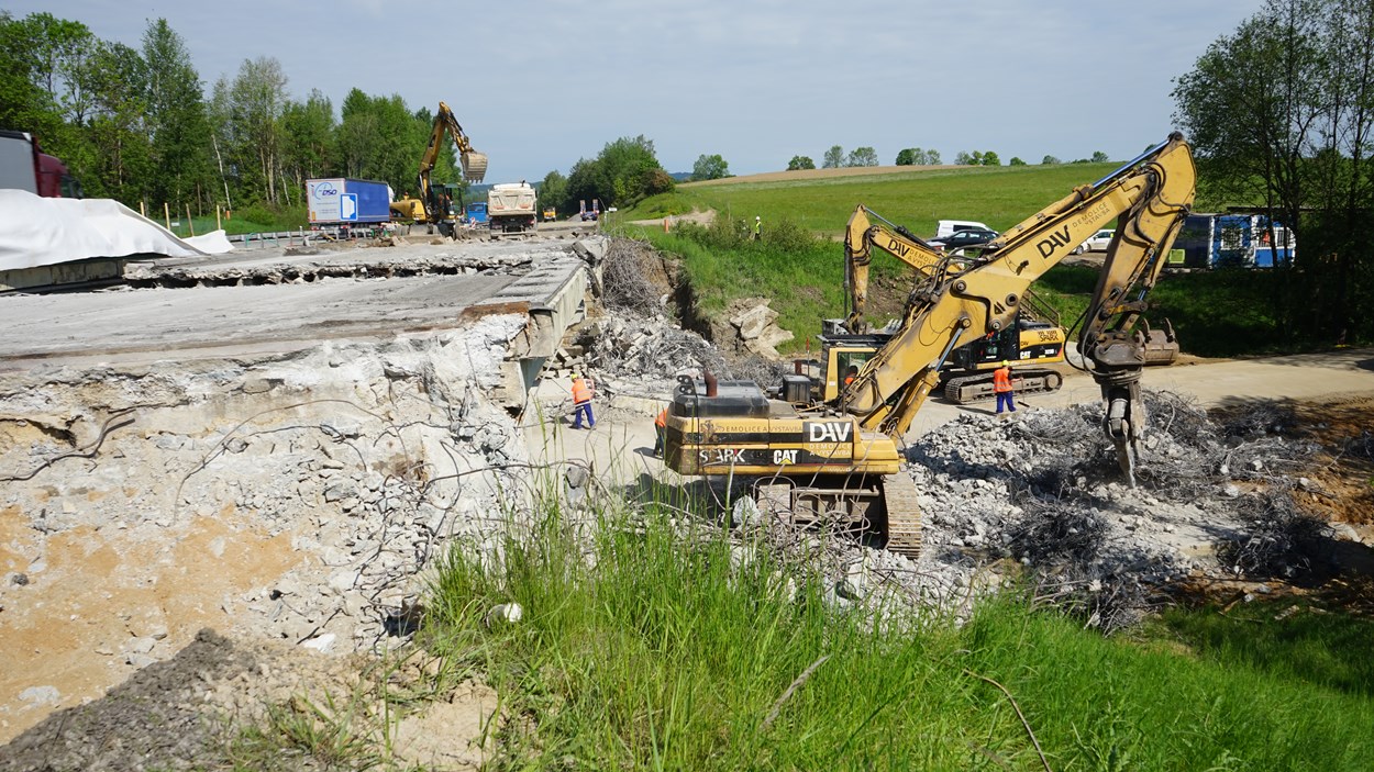 D1 modernizace - úsek 12, Humpolec - Větrný Jeníkov,demolice dálničního mostu (2019)
