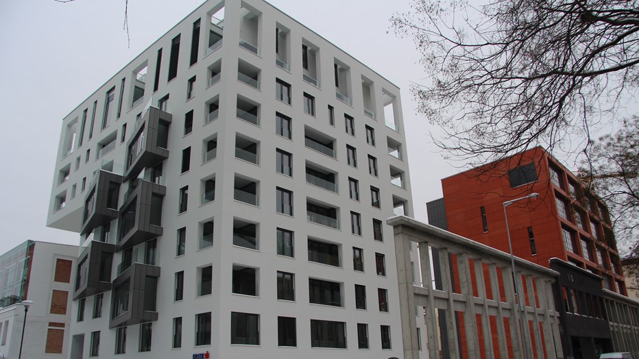 Budovy PRAGA B a C se zachovanou stěnou původní továrny na automobily PRAGA Budovy PRAGA B a C se zachovanou stěnou původní továrny na automobily PRAGA