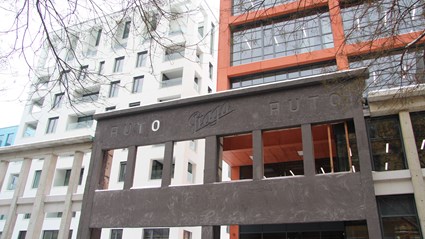 Budovy PRAGA B a C se zachovanou stěnou původní továrny na automobily PRAGA