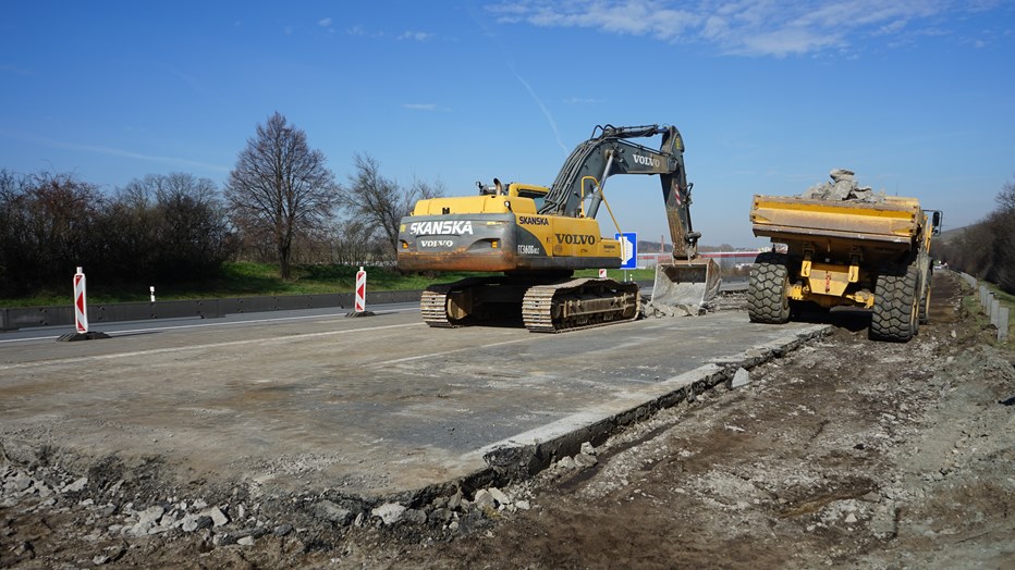 D2 - removing the original cement concrete cover  D2 - removing the original cement concrete cover