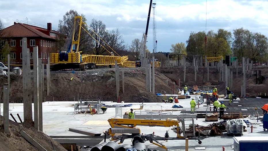 We excavated 80,000 cubic meters of earth from the basement floor. We excavated 80,000 cubic meters of earth from the basement floor.