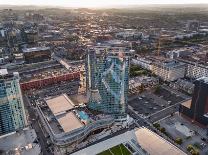 To meet the growing demand for hotel space in the city, Skanska partnered with 8th & Demonbreun LP to deliver a new, 35-story luxury hotel in the heart of Nashville, Tennessee. The new hotel puts guests within easy walking distance of the city’s major attractions, including Nashville’s new convention center — the Music City Center. (Photo credit: Chad Baumer)