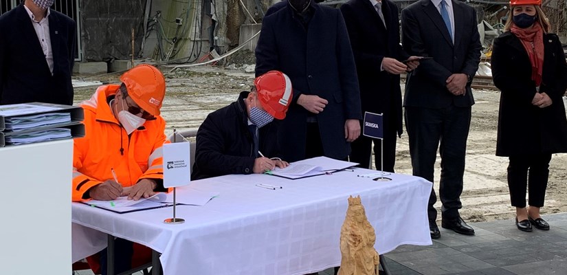 Podpis smlouvy na staveništi Podpis smlouvy na staveništi