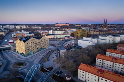 According to the architects at Utopia, the various facets of the building reflect dif-ferent aspects of the Uppsala region.